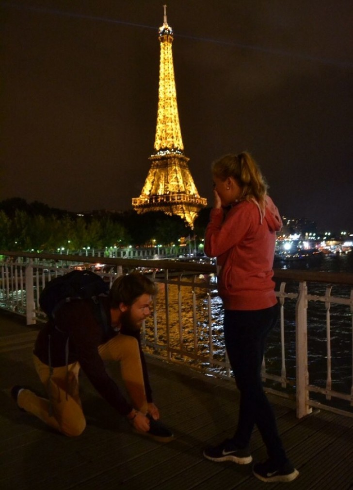 Eu só estava amarrando os tênis, nunca se ajoelhe em Paris se não quiser ser insultado depois...