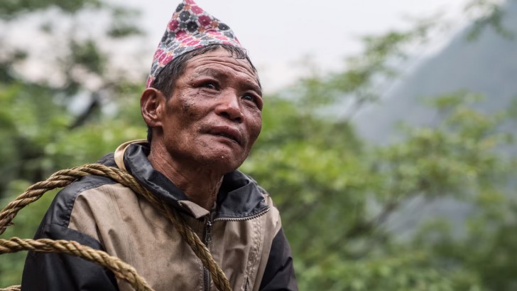 Mauli Dhan Rai, nu 58, zet al sinds zijn zestiende zijn leven dagelijks in de waagschaal om het dorp honing te bezorgen.