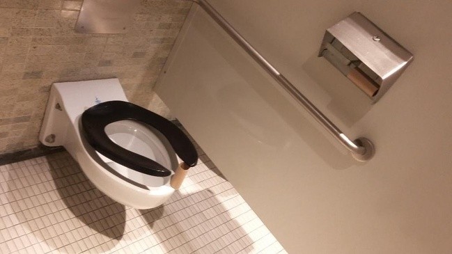 Naamloze helden van openbare toiletten die je waarschuwen voor de afwezigheid van wc-papier voordat het te laat is...