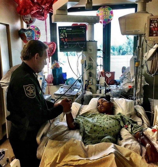 O menino da foto se chama Anthony Borges, tem 15 anos e, durante o massacre que aconteceu na sua escola na Flórida, protegeu 20 colegas com o próprio corpo, levando 5 tiros.