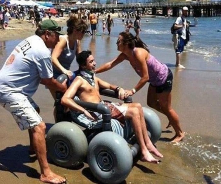 Een speciale rolstoel waarmee hij in contact met de zee kan komen...
