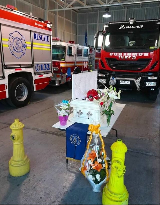 Gratos de haberlo tenido como compañero tanto tiempo, los bomberos han decidido de saludarlo con una ceremonia oficial.