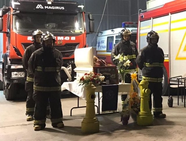 Reconociendole tambien el titulo de "bombero honorario".