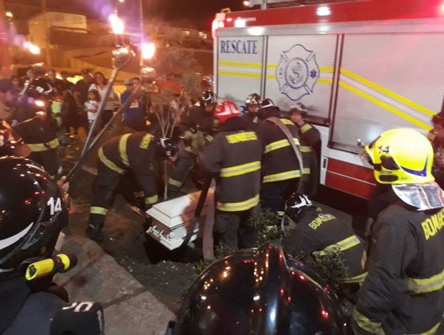 When Negro was carried out of the fire station in his coffin, all the firefighters stood at attention.