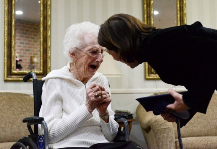 Esta mujer se llama Margaret Bekema; no habia terminado la escuela porque habia necesidad de ella en la casa pero finalmente, a 97 años, ha concluido los estudios y obtenido su diploma!