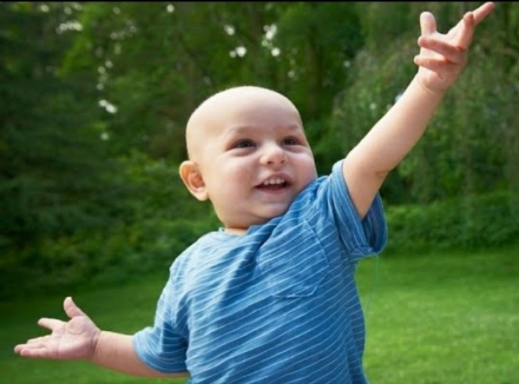 Un bambino affetto da ipotricosi semplice ereditaria si appresta a lasciare l'ospedale.