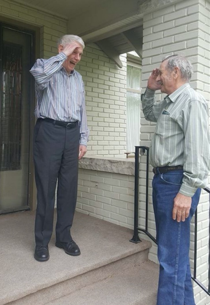 Volver a ver a un compañero de armas luego de decadas...Los recuerdos deben ser tantos!