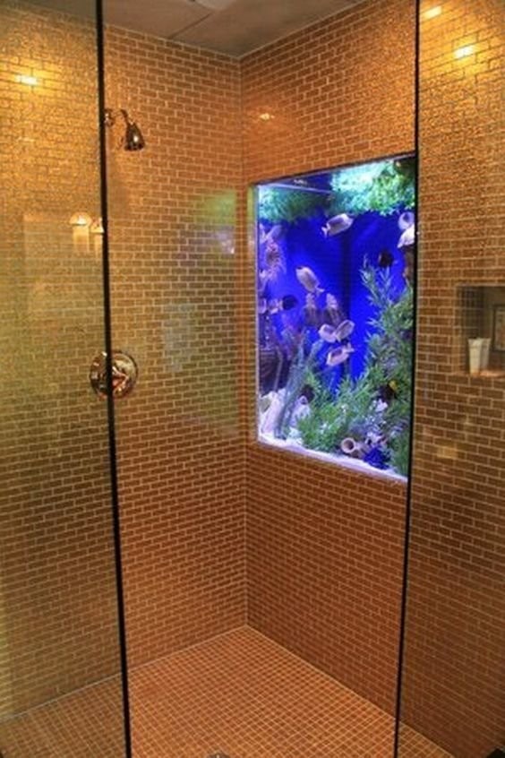 En verkligen effektfull idé för placeringen av ett akvarium (glöm bara inte hur länge ni har stått i duschen!).