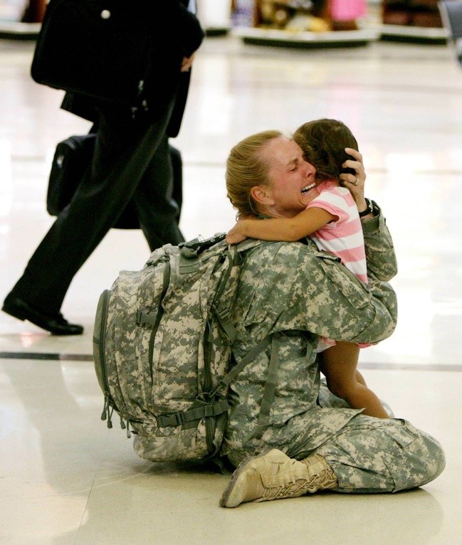 La soldado americana Terri urrola abraza la hija, luego de haber sido estada 7 meses en Iraq: un tiempo infinito para una madre.