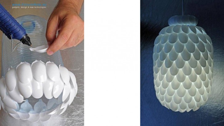 Een lamp gemaakt met plastic lepeltjes.