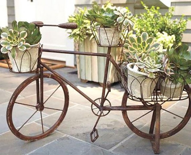 Una vecchia bici diventa un bellissimo arredamento per il giardino.