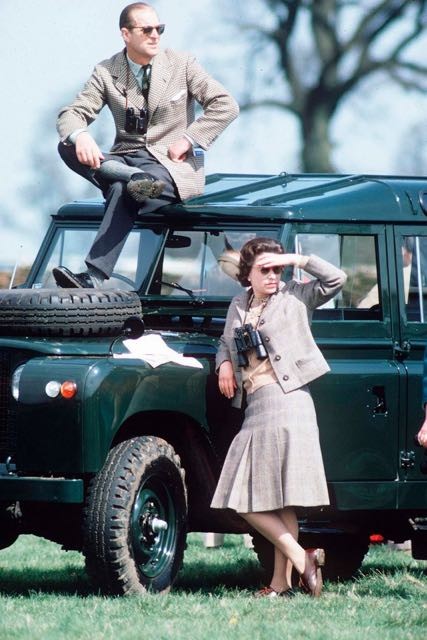 1968 Koningin Elisabeth en Prins Phillip zijn toeschouwers bij een paardenrace.