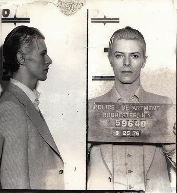 David Bowie toen hij werd gearresteerd in 1976 en ervan werd verdacht marijuana te bezitten.