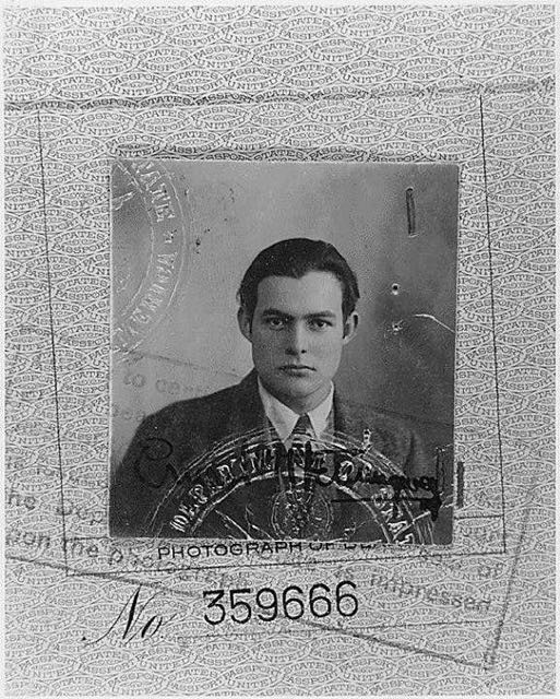 Das Foto vom Pass von Hemingway als er 24 Jahre alt war.