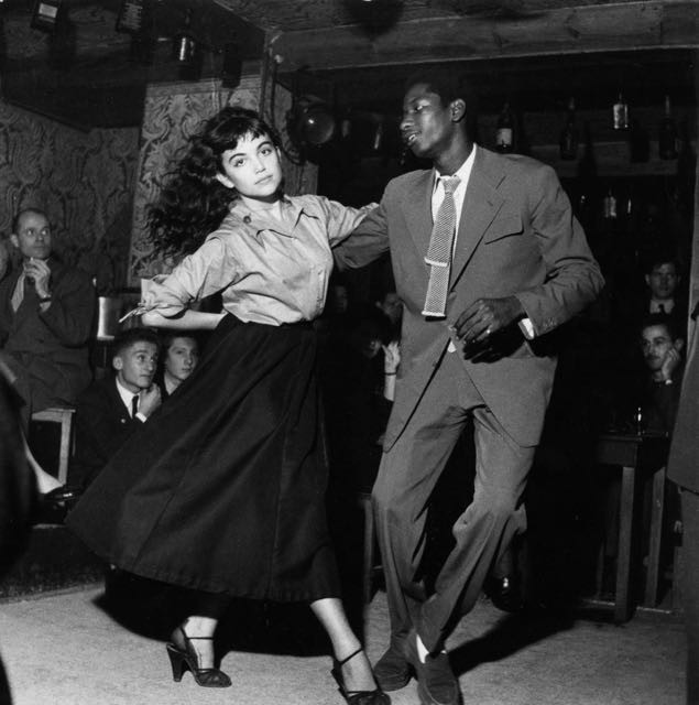 Bebop Abend im Amerika der 50er Jahre: Ein gemischtes Paar schwingt das Tanzbein.