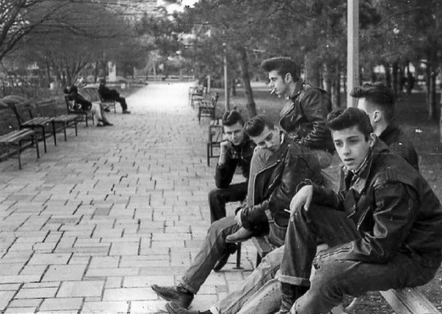 Een groep jonge greasers in de jaren vijftig, in de stijl die door het personage Danny Zuko twintig jaar later weer beroemd zou worden gemaakt.