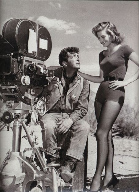 Angie Dickinson en Dean Martin op de filmset van "Rio Bravo" (1959).