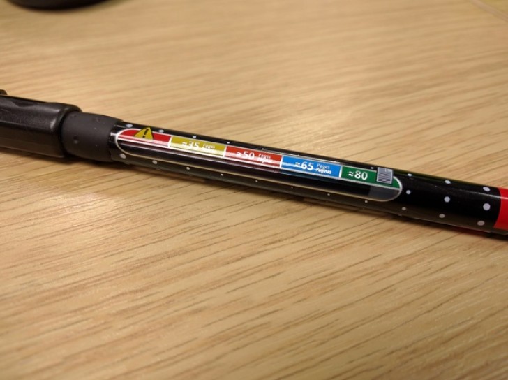 Un stylo avec un indicateur de l'encre restant.
