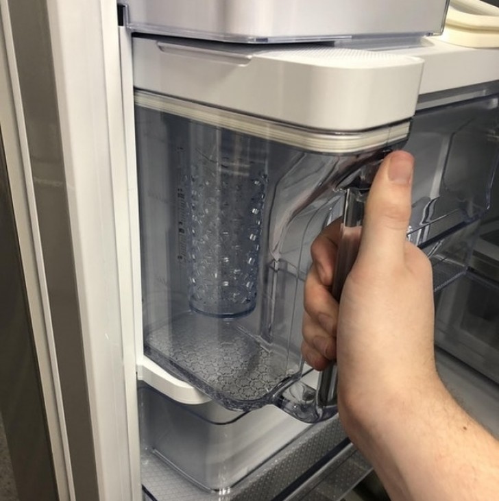 Réfrigérateur avec un filtre à eau incorporé.