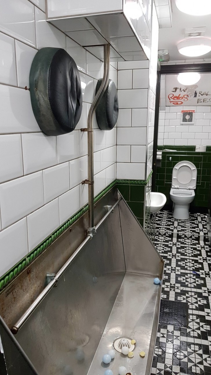 Pub con urinario para clientes borrachos.