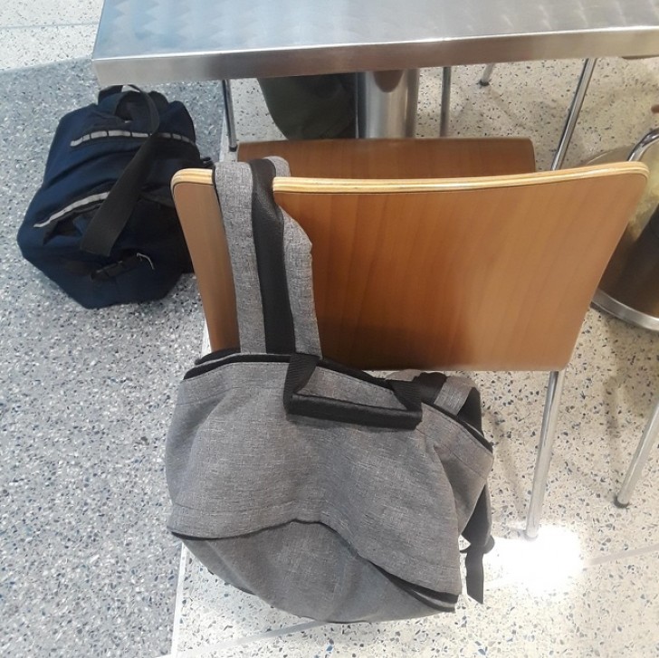 Cadeira com furo para pendurar as bolsas.