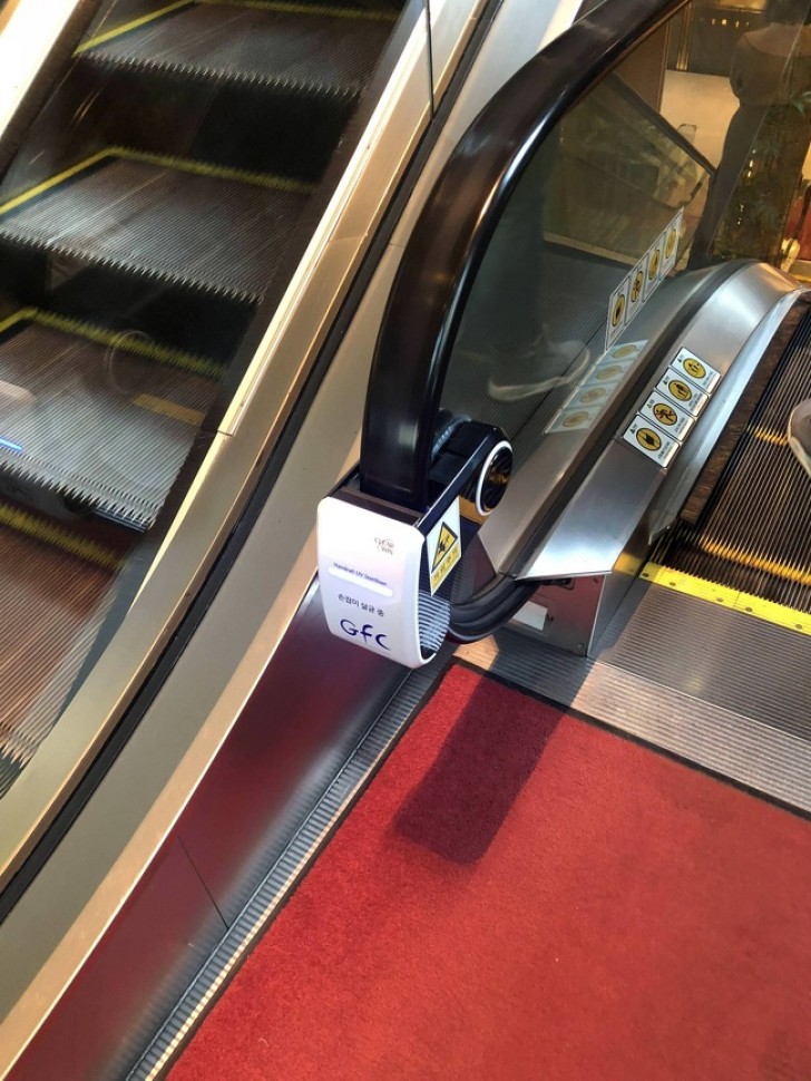 Ein Gerät, dass die Handläufe einer Rolltreppe desinfiziert.