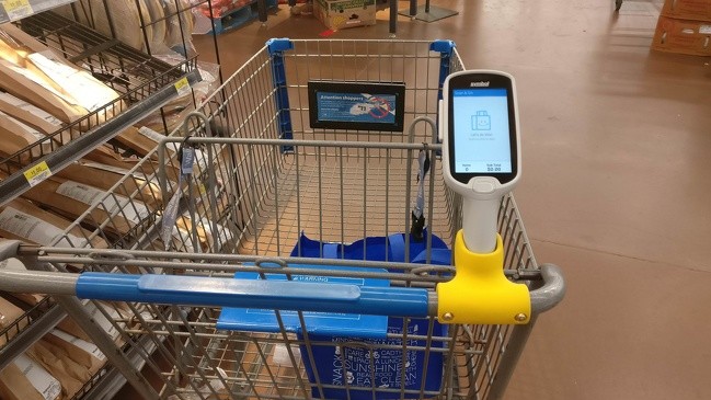 Winkelwagen uitgerust met een scanner voor een snelle berekening van de totale uitgaven.