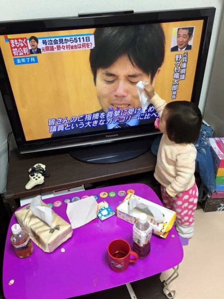 Esta niña seca las lagrimas de un hombre que llora en la TV.