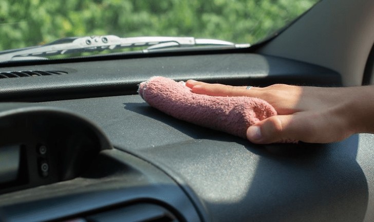 6. Use a cloth and oil olive to clean leather surfaces