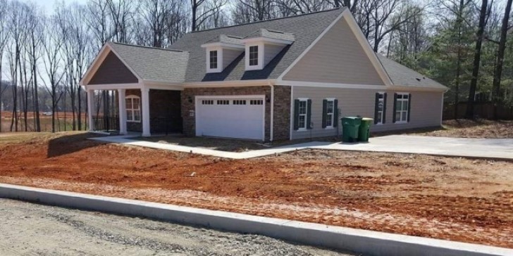 A perfectly positioned garage ...