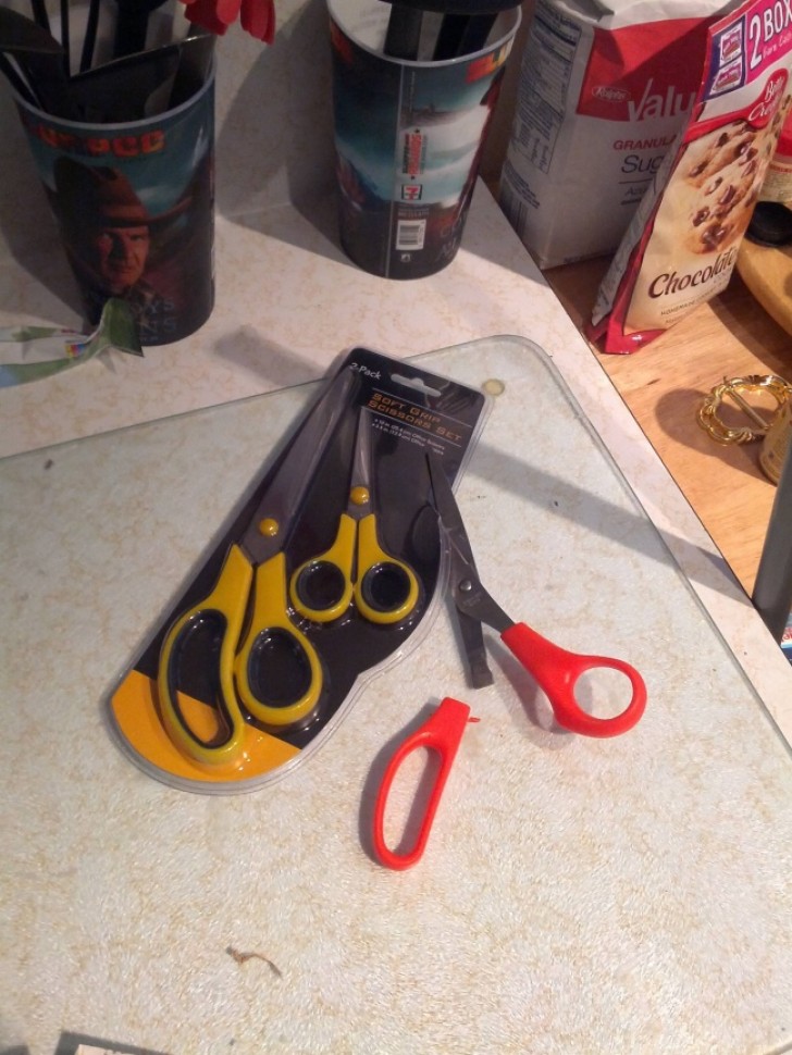 Apparently, these old scissors have not taken their imminent replacement very well ...