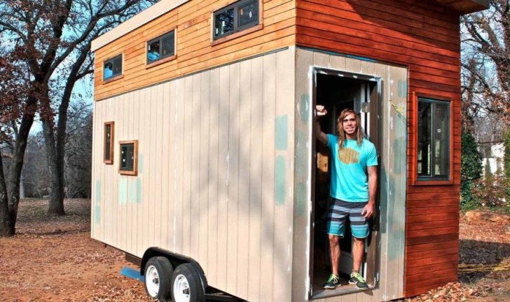 The house measures 150 sq ft (14 sq mt), a tiny space where, despite the size, Joel has managed to make a home for all intents and purposes.