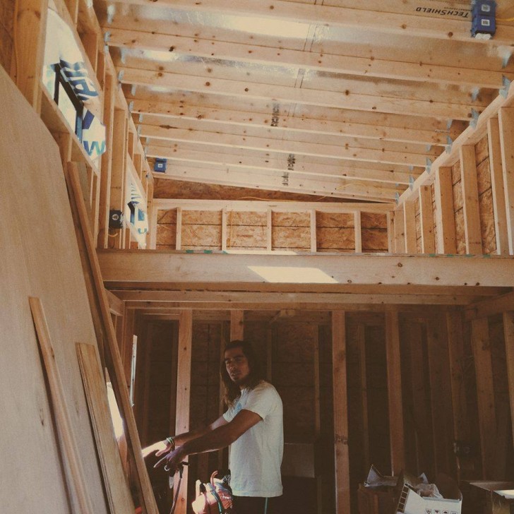 Joel managed to optimize the space by creating a mezzanine that divides the living area from the sleeping area.