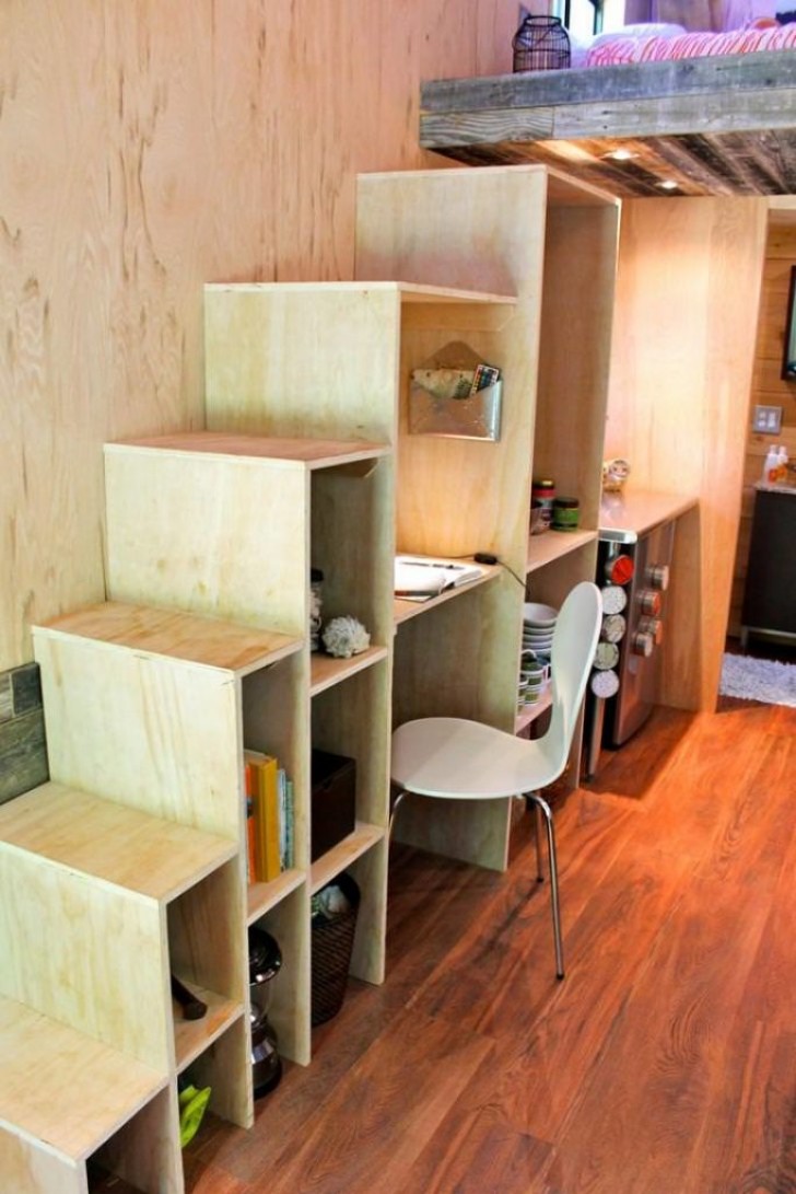 In so einer kleinen Umgebung muss jede Ecke ausgenutzt werden: Die Treppe, die zum Obergeschoss führt, ist gleichzeitig auch ein Schreibtisch und ein Bücherregal.