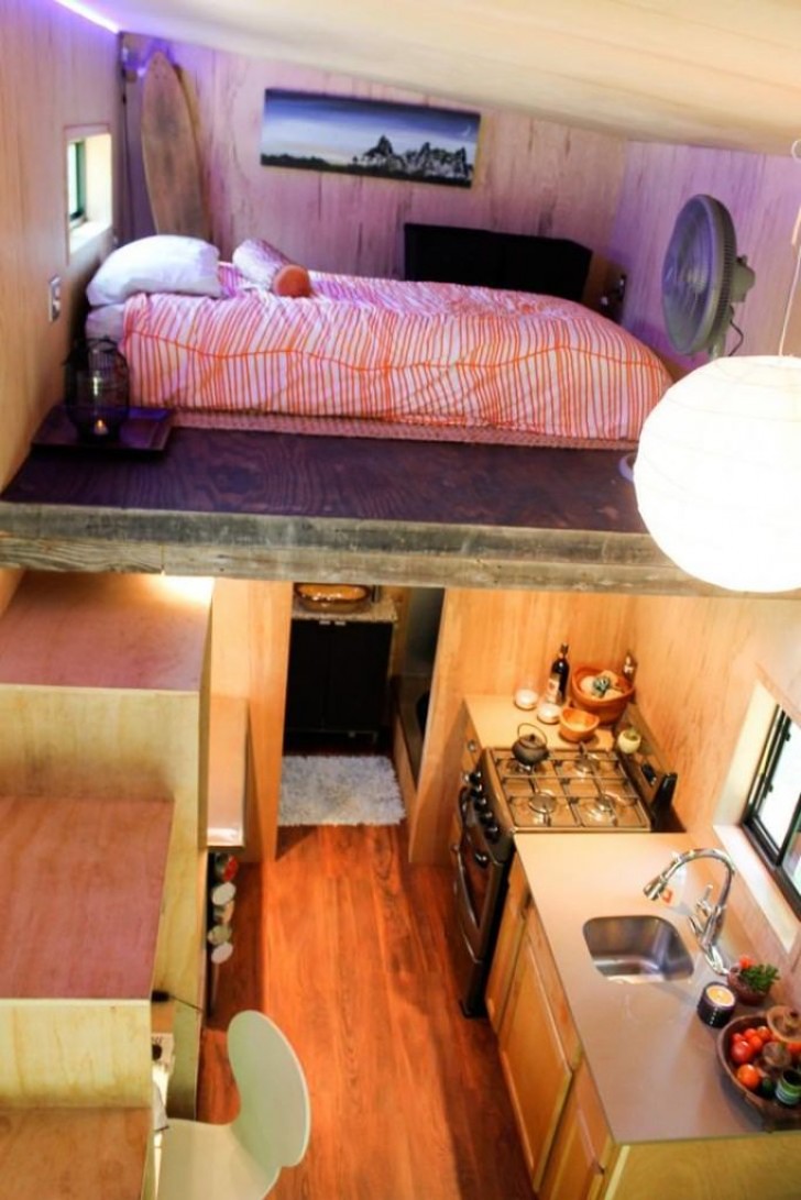 Op de bovenste verdieping bevindt zich het slaapgedeelte, oftewel het bed en een klein meubelstuk voor kleding.