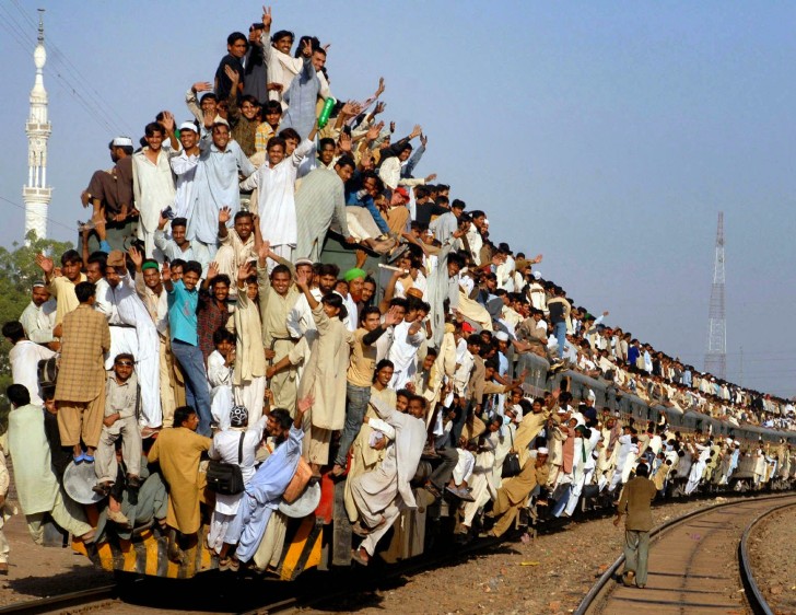 On termine avec une scène typique en Inde: certains trains transportent les passagers comme ça!