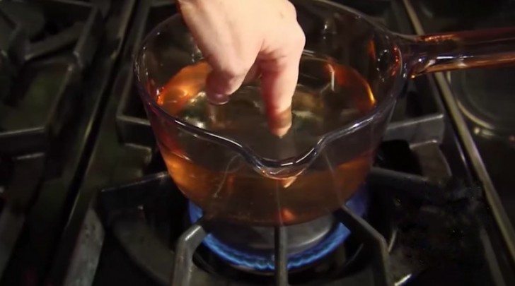 The preparation of this homemade detergent requires only two ingredients!