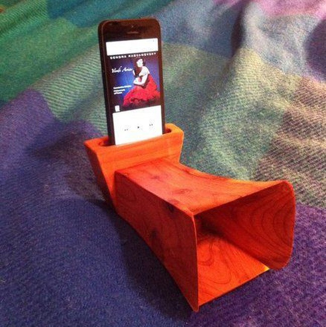 Wooden iPhone speaker --- Simple and effective.
