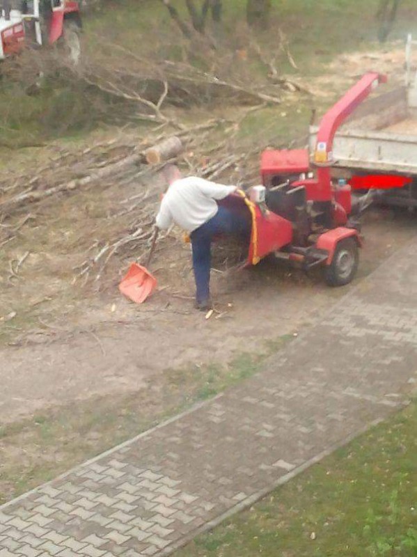 Que cosa hay de mejor que una pierna para empujar la leña en la desfibradora...