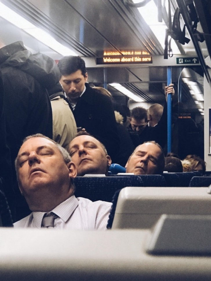 Três sósias no mesmo vagão do metrô: e fazendo a mesma coisa...