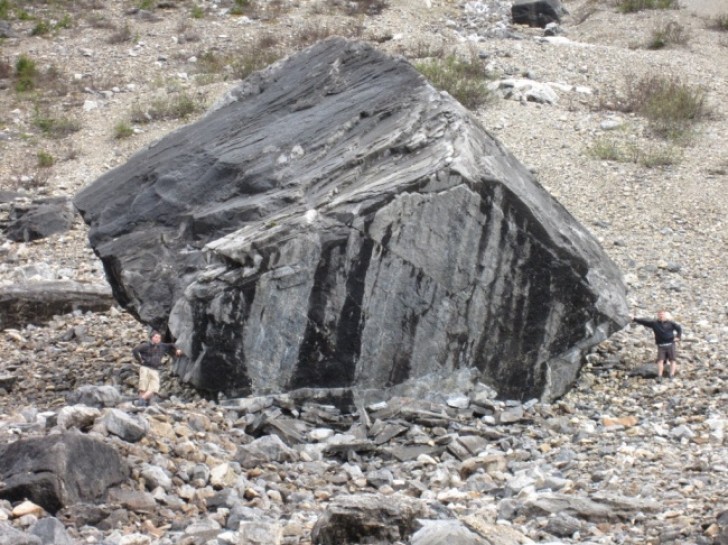 Les parecera a una pequeña piedra...hasta cuando no individualizaran los dos hombres!