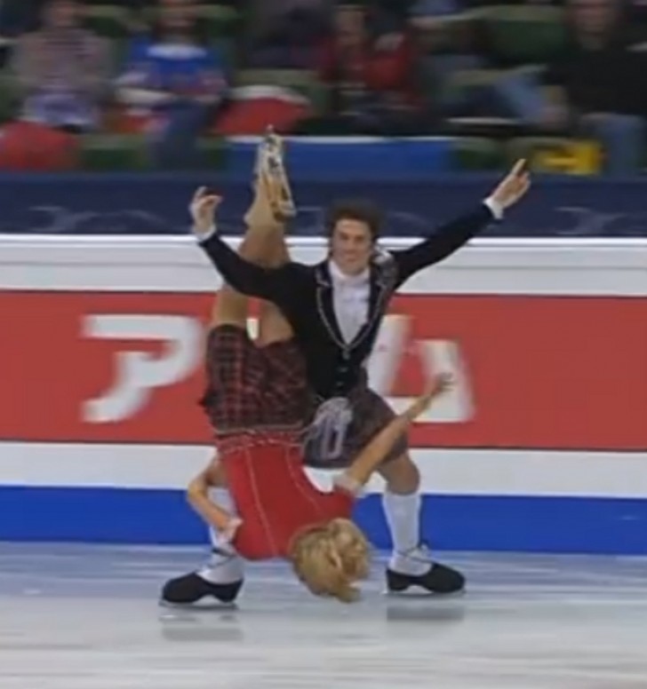 Between awesome acrobatics and face-paced skating, even if they do not conquer the podium, the Kerrs manage to finish the competition without mistakes and to the applause of everyone present.