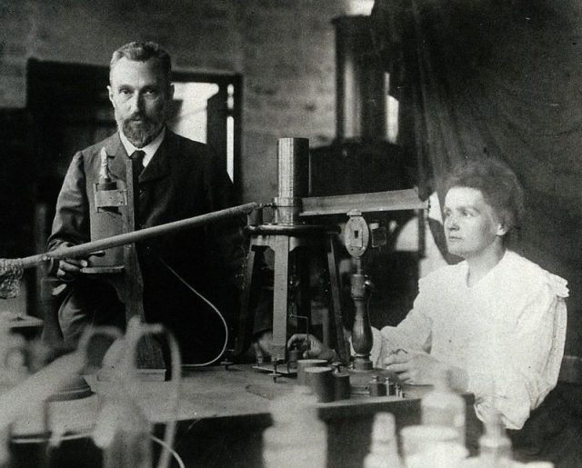 Lorsque Marie Curie est décédée en 1934, elle n'était pas très jeune, mais les causes de la maladie qui l'a frappée sont sans doute liées aux longues expositions aux radiations.
