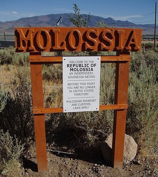 Natürlich präsentiert sich Molossia als ein Ort ohne offiziellen Charakter...
