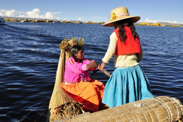 Il Lago Titicaca si trova incastonato nelle Ande, tra la Bolivia ed il Perù.