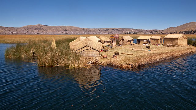 Nei secoli, le coste del Titicaca sono state abitate da antiche civiltà: una di queste, quella degli Uro, abita ancora gli stessi luoghi e costruisce case ed imbarcazioni con i giunchi recuperati nel lago.