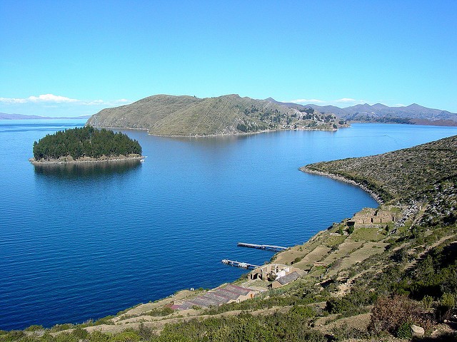Interessante è l'origine del nome: gli studiosi riconducono Titicaca a 'Titi Khar’ka' che nella lingua Aymara significa 'roccia del puma'.