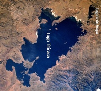 In effetti il lago visto dall'alto ha la forma di un puma (o comunque di un animale), ma come è stato possibile avere una visuale aerea all'epoca?