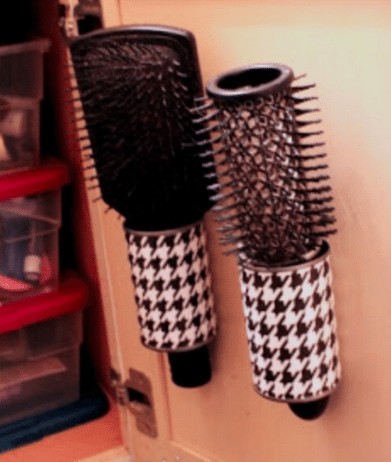 5. Tin cans in the bathroom become supports for brushes!