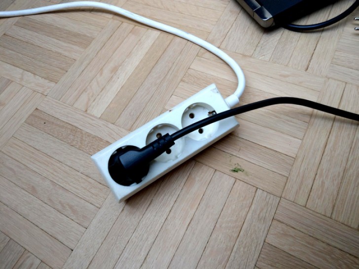 5. My roommate connects the computer plug like this ...